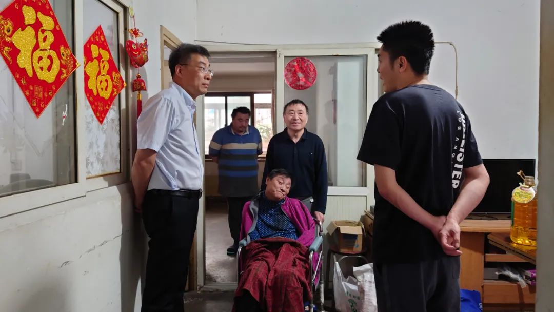 图为2024年助残日前夕，朝阳区八里庄残联到帮扶对子郑莲一家走访慰问。
