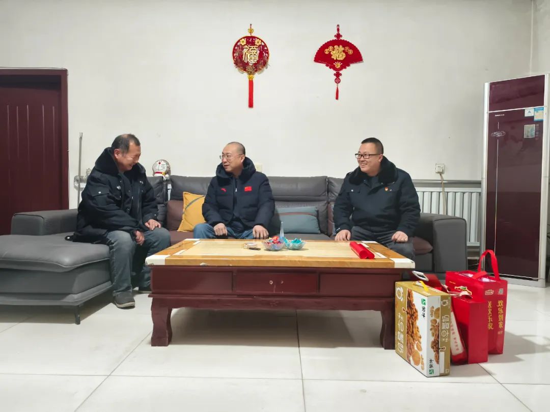 图为2024年2月3日，大兴区残联入户帮扶重度困难残疾人，详细了解残疾人生活中的困难和需求，并送去慰问品。