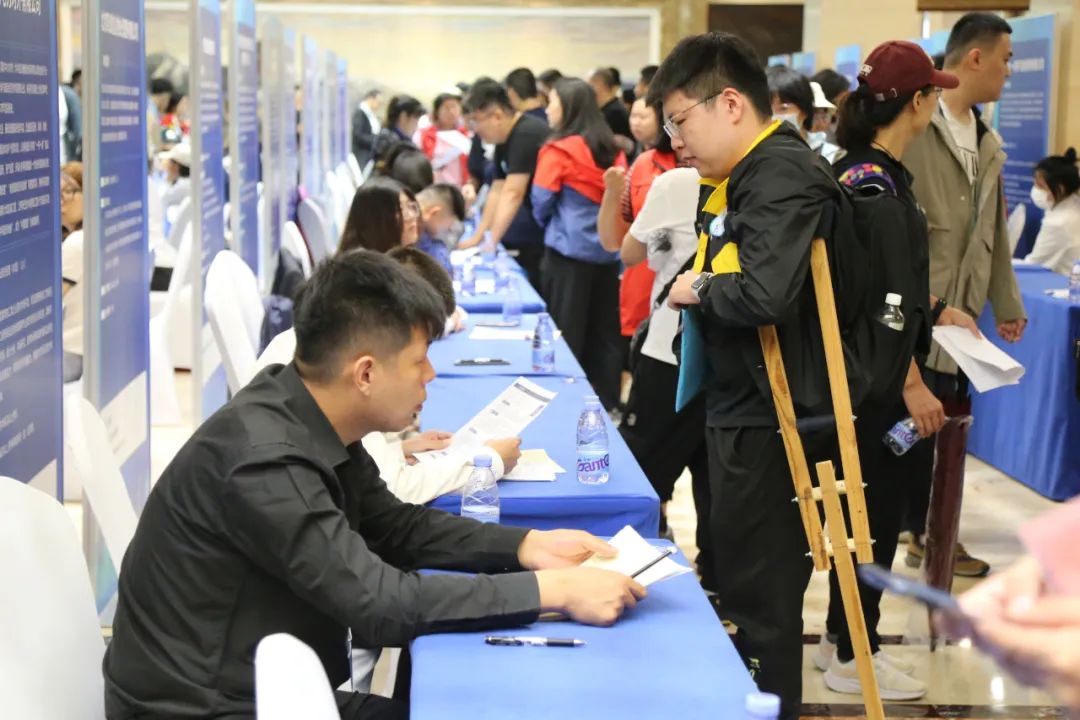 图为国有企业面向残疾人招聘
