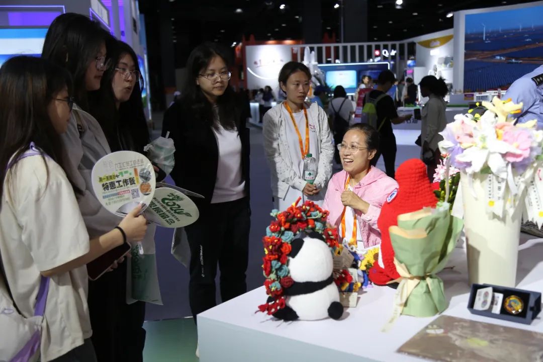 图为福祉博览会北京残联展位