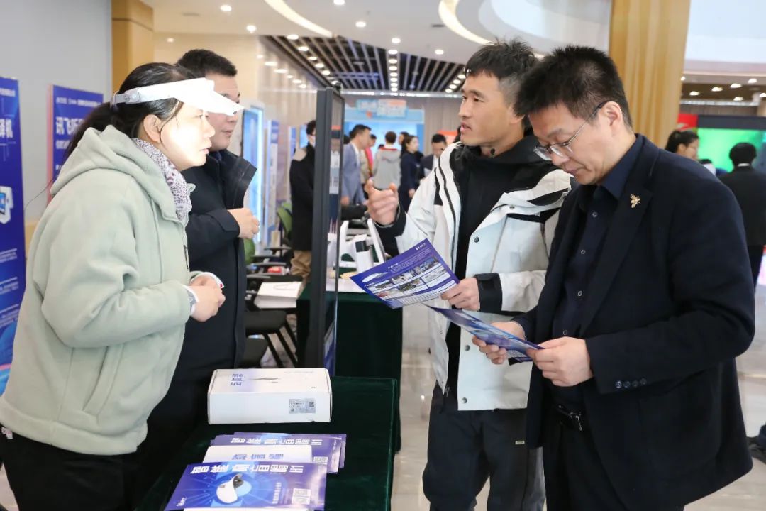 图为汇爱大厦科技助残展览