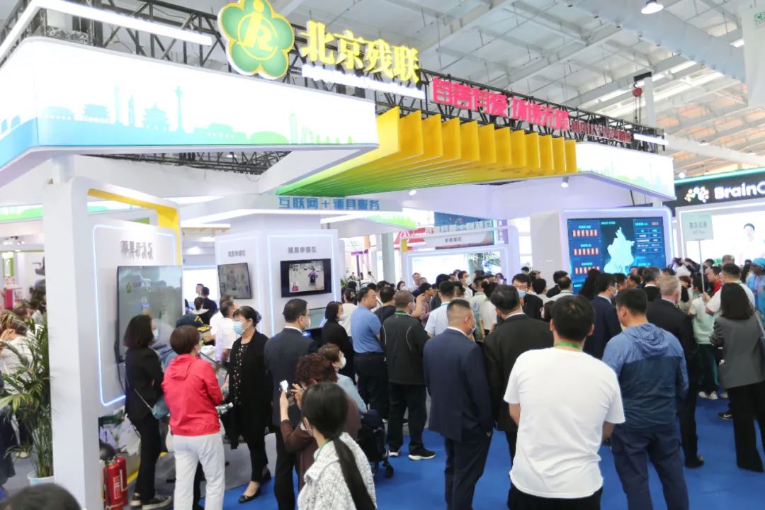 图为福祉博览会北京残联展位